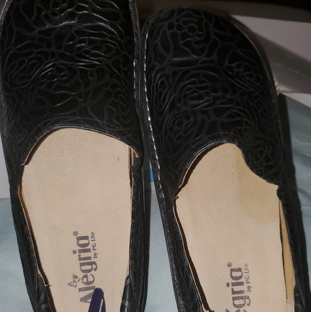 Shoes - Picture 2 of 6